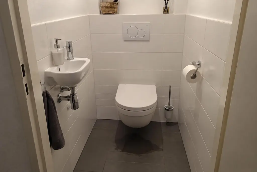 Lekdetectie Emst – natte vloer bij een toilet