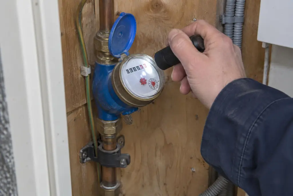Lekdetectie Emst – watermeter in de meterkast controleren met een zaklamp